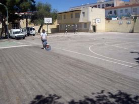 Aplitecme persona pavimentando cancha