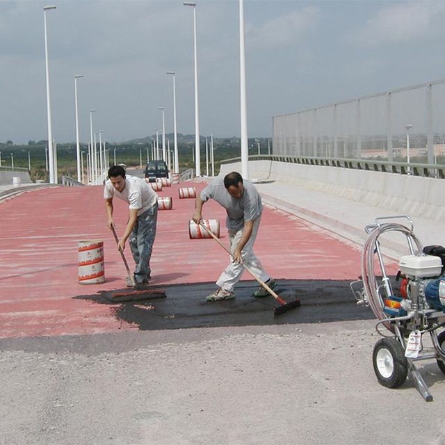 Aplitecme hombres pavimentando