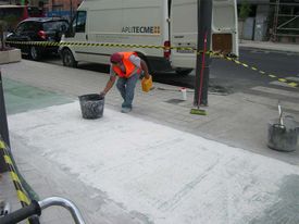 Aplitecme persona pavimentando carril bici