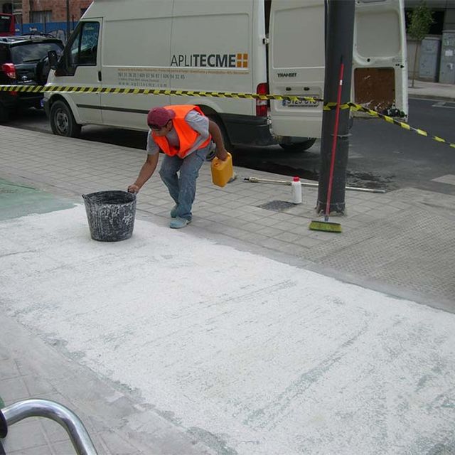 Aplitecme persona pavimentando carril bici