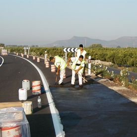 Aplitecme trabajadores pavimentando