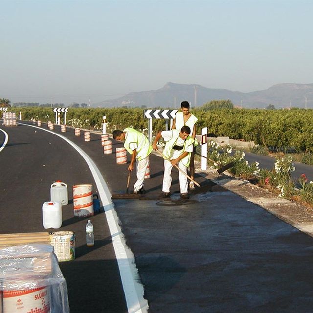 Aplitecme trabajadores pavimentando