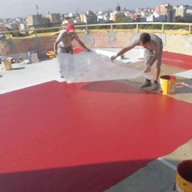 Aplitecme hombres reparando piso de terraza