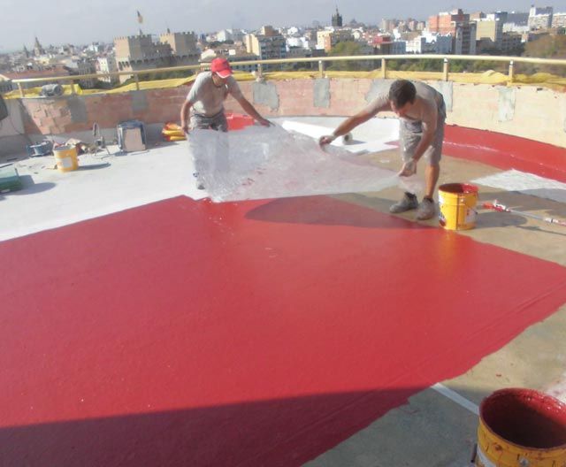 Aplitecme hombres reparando piso de terraza